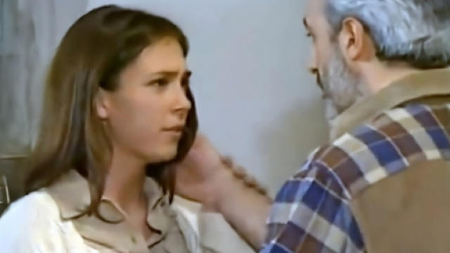 Un posto al sole, Elisa Secoli (Carlotta Lo Greco) assieme al padre Raffaele Giordano (Patrizio Rispo)