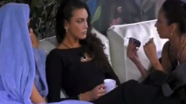 GF, Letizia crede che Luzzi riceva informazioni dall'esterno: 'In confessionale 7 ore'.