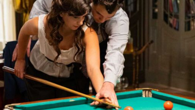 La Promessa, spoiler spagnoli: Curro si avvicina a Martina durante una partita di biliardo.
