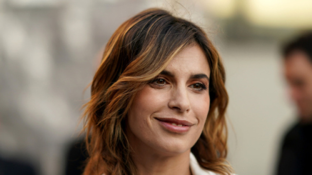 Tutte le tendenze dell'autunno-inverno 2023, il cappotto rosa di Vittoria Puccini e gli stivali alti in pelle di Elisabetta Canalis