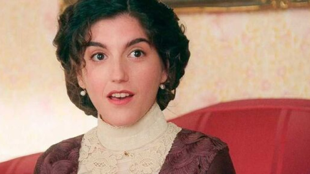 La promessa, trame spagnole: Jimena finge di essere incinta per tenere Manuel legato a sé.