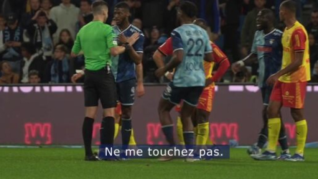 L'arbitre de la rencontre Le Havre-Lens équipé d'un micro. (screenshot Twitter - @Primevideo))
