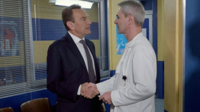 Un posto al sole, Roberto Ferri (Riccardo Polizzy Carbonelli) e il dottor Nicola Correale (Valerio Largo)