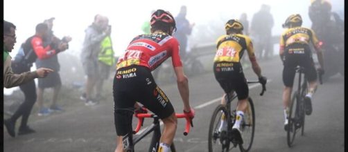 Ciclismo, Sepp Kuss sull'Angliru dietro a Roglic e Vingegaard.