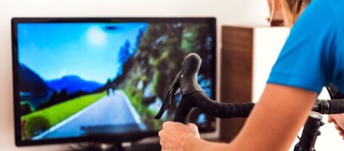 Un'atleta di ciclismo virtuale