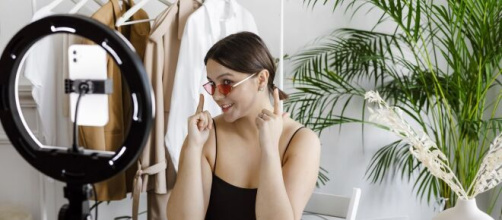 Les partenariats rémunérés permettent aux marques de toucher un public plus large. © Pexels, Anna Nekrashevich