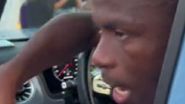 Victor Osimhen en voiture (capture Twitter @_BeFootball)