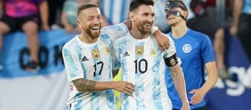 Papu Gomez et Lionel Messi avec le maillot de l'Argentine (capture Twitter @PVSportFR)