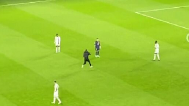 Kylian Mbappé au Parc des Princes (capture Twitter @panams75)