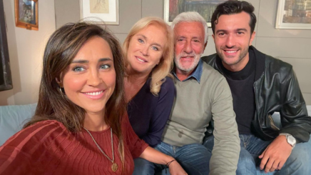 Un posto al sole, Viola (Ilenia Lazzarin), Ornella (Marina Giulia Cavalli), Raffaele (Patrizio Rispo) e Damiano (Luigi Miele).