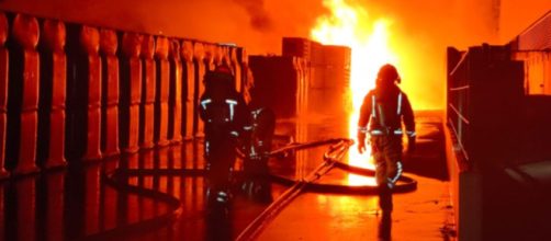 Los bomberos intentaron controlar las llamas (X, @BombersValencia)