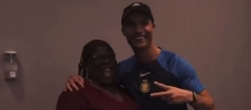Cristiano Ronaldo avec la maman de Francis Ngannou (capture Twitter @AllezLesLions)