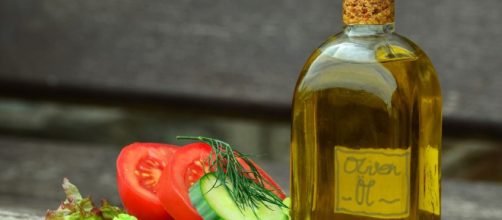 Alimento saudável e muito utilizado na gastronomia, azeite de oliva sofre aumento de preços devido a seca rigorosa (Reprodução/Pixabay)