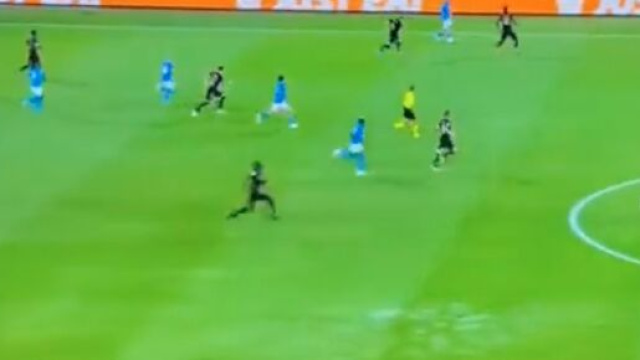 Rudiger auteur d'une course insolite ce mardi soir contre Naples. (screenshot Twitter - @HRivayrand)