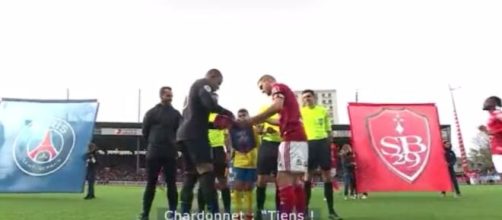 Mbappé charrié par un Brestois ce dimanche en Ligue 1. (screenshot Twitter @primevideo)