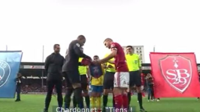 Mbappé charrié par un Brestois ce dimanche en Ligue 1. (screenshot Twitter @primevideo)