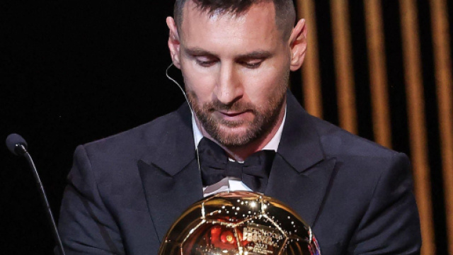 Sacré de son 8ème Ballon d'or, Lionel Messi ne fait pas l'unanimité, même parmi les anciennes stars du foot. (@BarcaWorldwide)