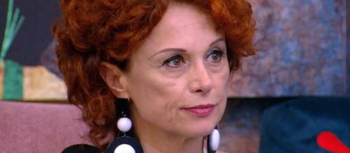 Grande Fratello, Beatrice intuisce i bassi ascolti: 'Non c'è niente, sono tutti fidanzati'.