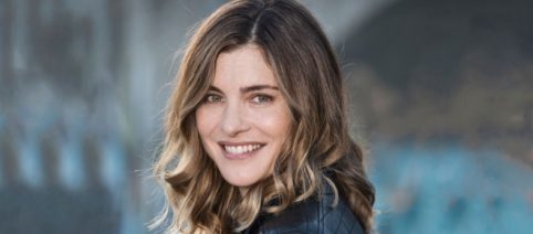 Tendenze outfit autunno 2023: i jeans grigi di Vittoria Puccini e il blazer gessato