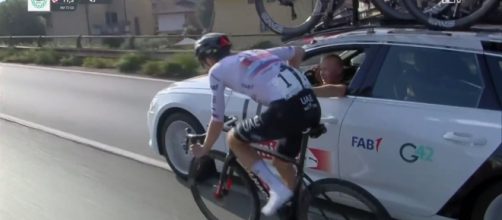 Ciclismo, Tadej Pogacar assistito dall'ammiraglia al Giro di Lombardia