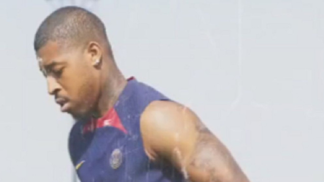 Presnel Kimpembe avec le maillot du PSG (capture Twitter @LMDPSG)