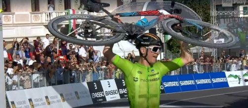 Ciclismo, la vittoria di Matej Mohorič al Mondiale gravel.