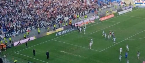 Les joueurs de l'OL mal reçus par leurs fans après le nul contre Lorient. (screenshot Twitter - @LeProgresOL)