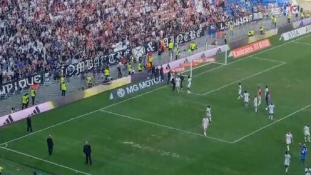 Les joueurs de l'OL mal reçus par leurs fans après le nul contre Lorient. (screenshot Twitter - @LeProgresOL)