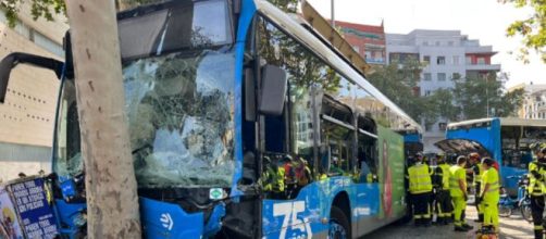 El autobús chocó contra la parte trasera de otro (X, @EmergenciasMad)