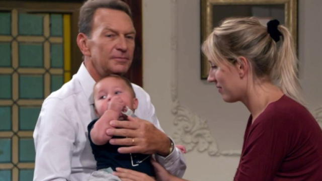Un posto al sole, Roberto Ferri (Riccardo Polizzy Carbonelli), Ida Kolavenko (Marta Anna Borucinska) e il piccolo Tommy (Luigi De Feo).