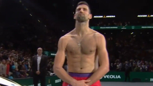 Tout en décontraction, Novak Djokovic a remporté son match d'entrée et a même amusé la galerie au Rolex Paris Masters. (@TennisTV)