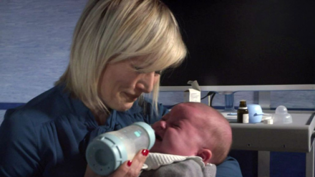 Un posto al sole, Lara Martinelli (Chiara Conti) e il piccolo Tommaso Ferri.