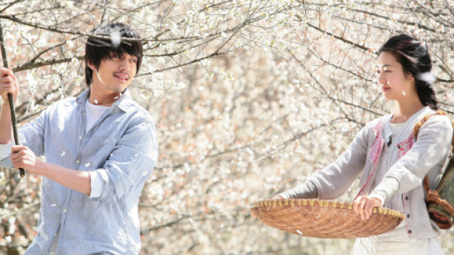 The Recipe (2010): il giovane prepara alla ragazza un liquido alcolico coi fiori.