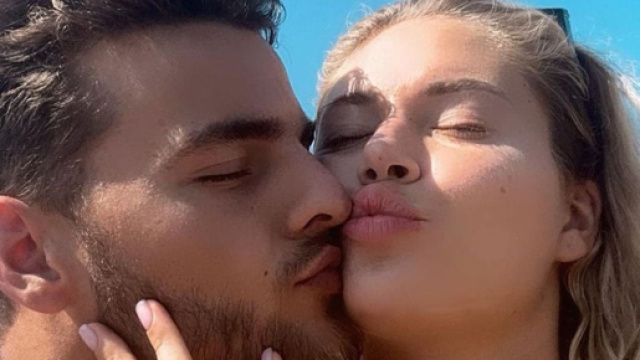 Simon Castaldi et Cassandra Julia ont passé une nuit dans le même lit (Screenshoot Twitter @GossipRoomOff)