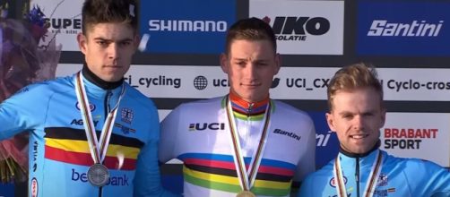 Mathieu Van der Poel e Wout van Aert sul podio dei Mondiali di ciclocross.