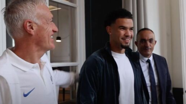 Deschamps et Zaïre-Emery avec l'équipe de France. (screenshot YouTube - @edf)