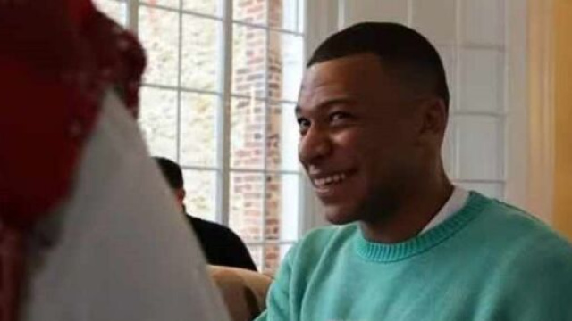 Kylian Mbappé à Clairefontaine (capture Twitter @panams75)