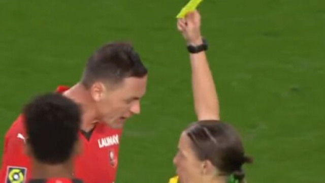 Stéphanie Frappart critiquée après le match Rennes-OL. (screenshot Twitter - @Primevideo)