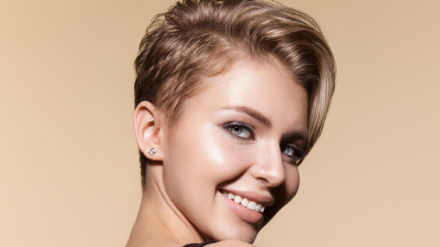 Tendenze tagli capelli corti e medi per l'autunno-inverno 2023/24, il lob di Clio Zammatteo e il pixie cut