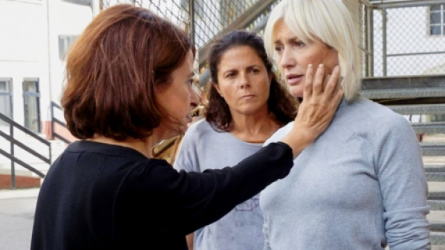 Un posto al sole, Gabriella Sebillo (Teresa Del Vecchio) affronta Lara Martinelli (Chiara Conti)