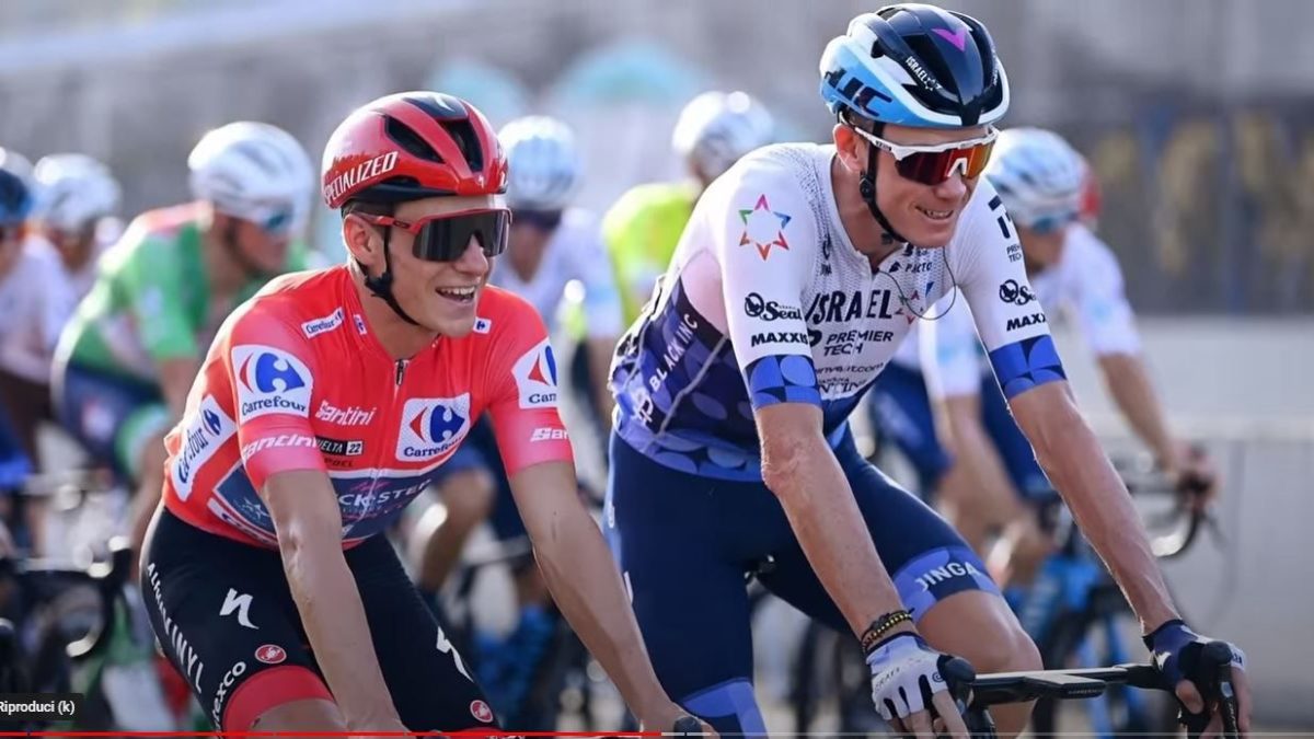 Ciclismo, Filippo Ganna svela il nuovo casco della Ineos Grenadiers che  copre le orecchie