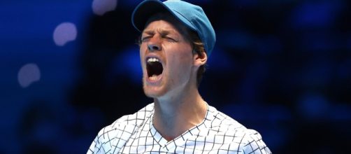 Jannik Sinner cerca il primo successo contro Novak Djokovic.