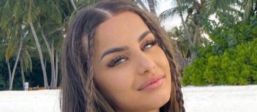 Kamila (Les Cinquante) rapporte peu à une marque de produits capillaires (Screenshoot Twitter @Tele2Semaines)
