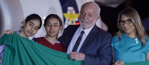 Lula recebe avião com refugiados (Rafa Neddermeyer/Agência Brasil)