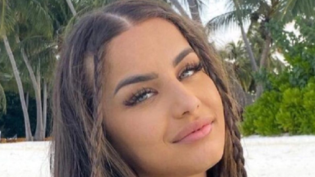 Kamila (Les Cinquante) rapporte peu à une marque de produits capillaires (Screenshoot Twitter @Tele2Semaines)