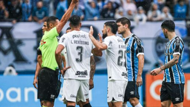 Le match au Brésil entre Gremio et les Corinthians s'est mal terminé. (screenshot Twitter - @lance)