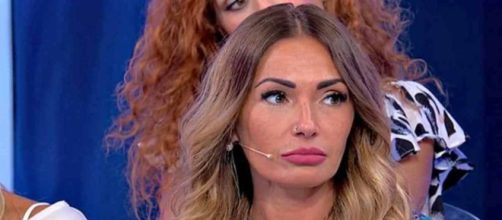 Uomini e donne, scoppia la polemica per Ida sul trono, i fan: 'È solo business, ridicola'.