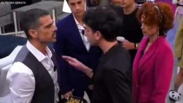 GF, Giuseppe Garibaldi litiga con Varrese: 'Sei un traggiratore'.