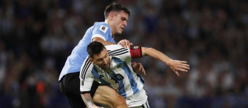 Manuel Ugarte au duel avec Leo Messi (capture Twitter Actu Foot)