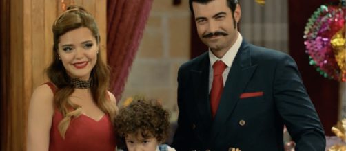 in foto Zuleyha e Demir con il piccolo Adnan.